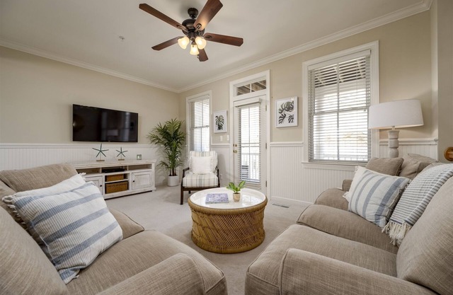 Beautiful Townhouse @67th, 2 Pools, FREE Linens/Towels, Grill, Baby Crib too!