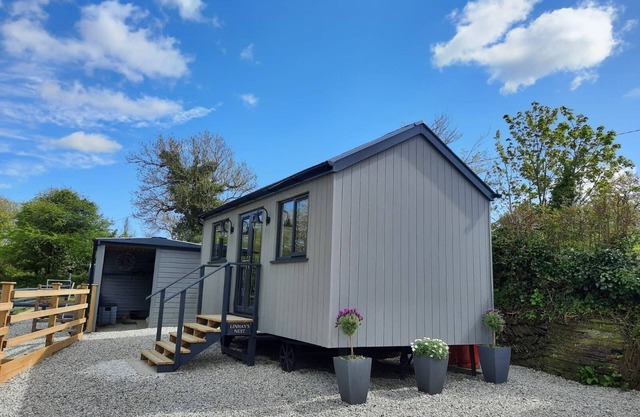 Beautiful tranquil Cabin nestled in nature, near Padstow & 7 Bays, pet friendly