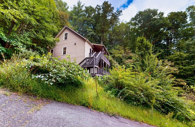 Beautiful tree-lined home with mountain view balcony & grill - near outdoor rec