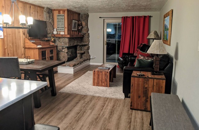 Magnifique condo de deux chambres à Winter Park! Piscine, bain à remous, transport gratuit.