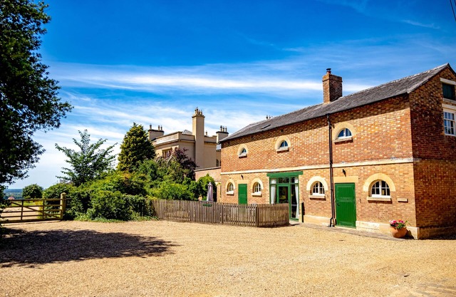 Belle maison de deux étages située dans une charmante cour
