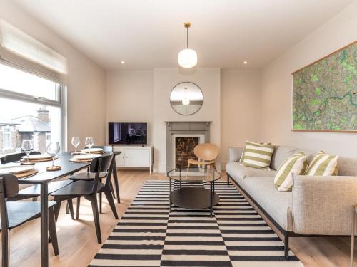 Beautiful Unique 2BR - Richmond near Transport Pass The Keys