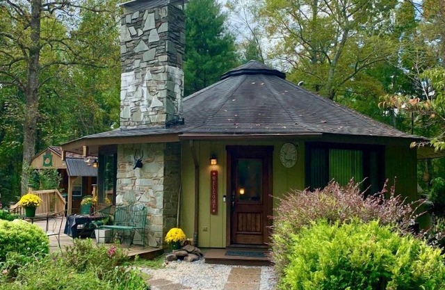 **BEAUTIFUL UNIQUELY STYLED HOME WITHIN 5 MINS OF LAKE JAMES!