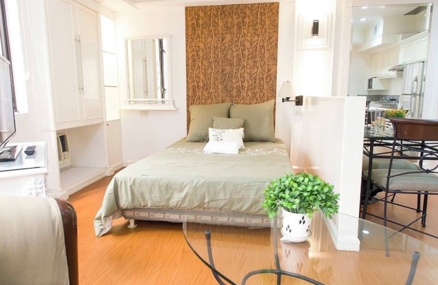 Beautiful unit across greenbelt5 + high speed wifi + Netflix