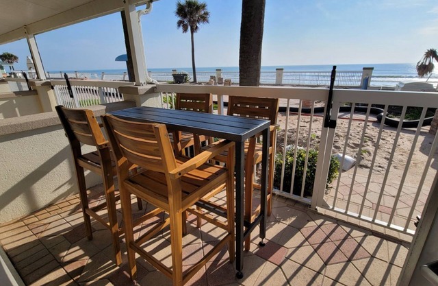 Beautiful updated oceanfront 1 bedroom 1 bath, full kitchen, direct oceanfront