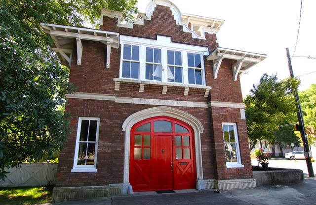 Belle suite à l'étage dans la caserne historique à la 5ème avenue & Castle St.