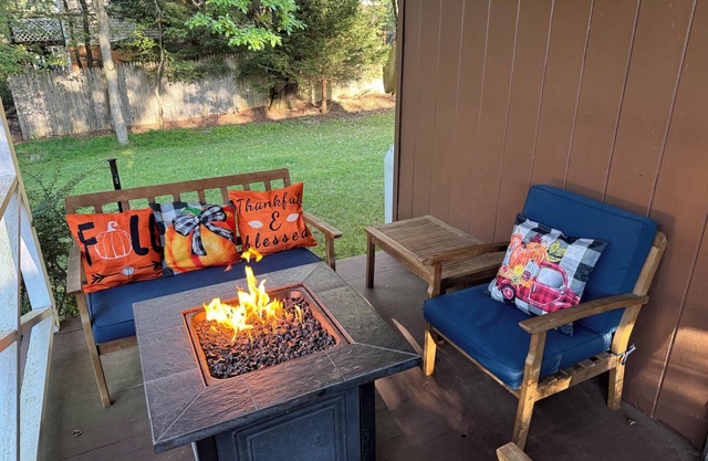 NO cleaning or pup fee! Pet friendly cozy cabin with hot tub, 5 lakes, 2 pools!