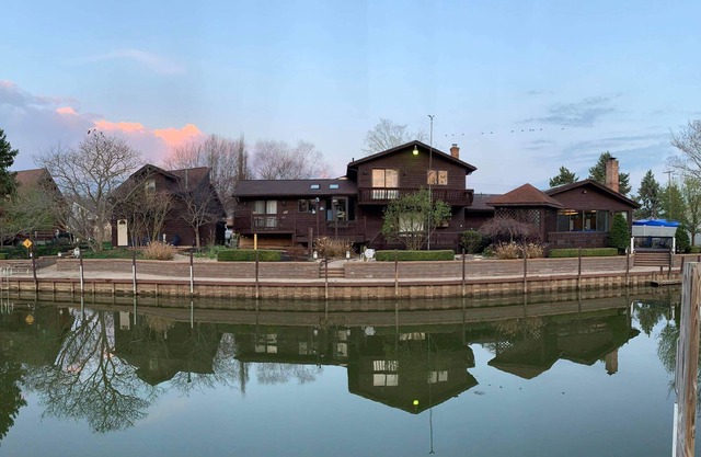 Beautiful Vacation Home On The Water
