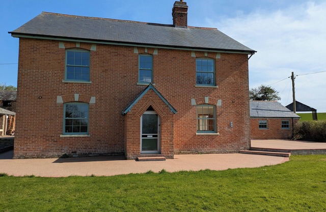 Cosy room with en-suite in a farmhouse. Very close to coast and country walks