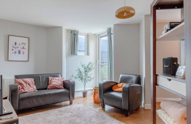 Beautiful & Vibrant 2BD Home w/ Balcony - Hackney!