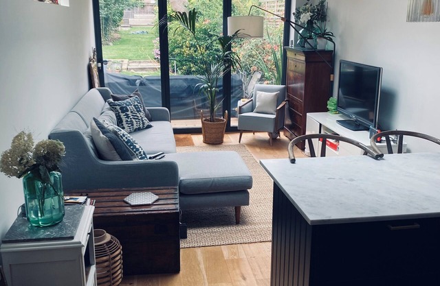 Beautiful Victorian house with large garden with easy access to central London