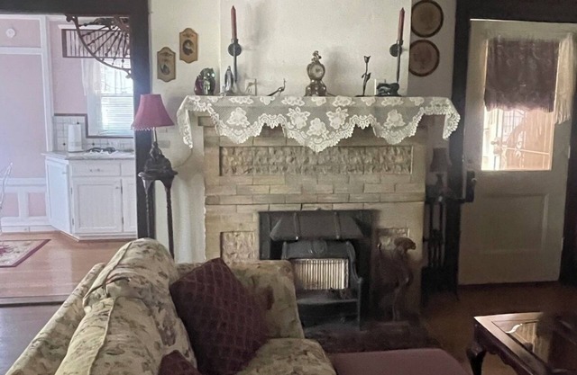 Beautiful Victorian home close to downtown Riverside!
