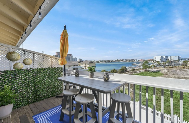 Beautiful View of Destin Harbor Retreat. 1 bedroom/ 1 bath.