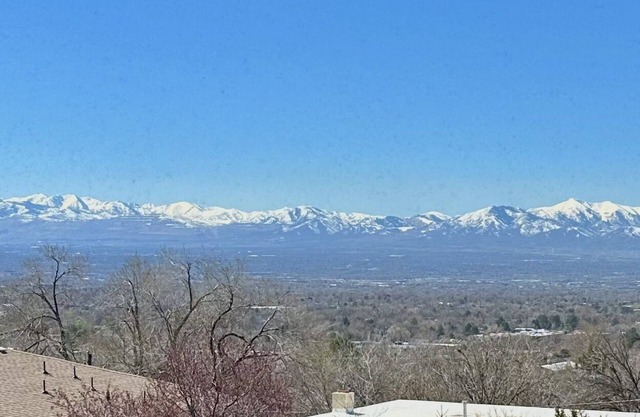 Beautiful View, Quiet & Convenient Location near U of Utah, Shops, Skiing, More!