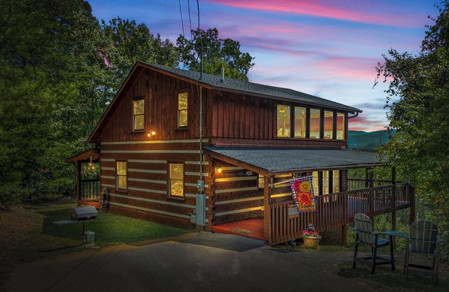 Beautiful VIEW! See our past guest reviews! Privacy, Hot tub, Close to town