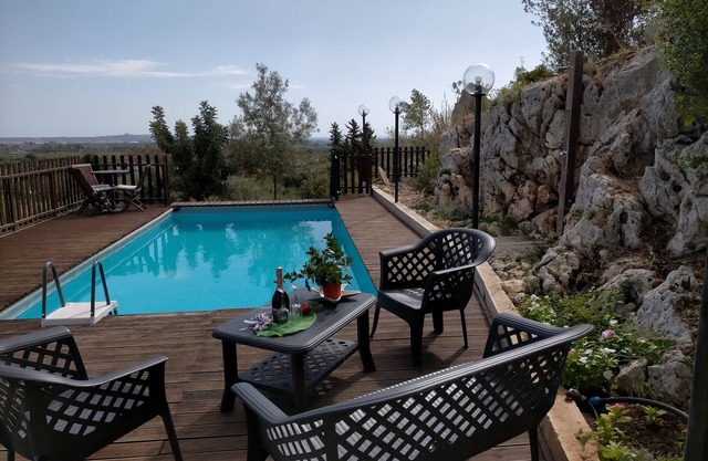 Belle villa vue entourée par la nature