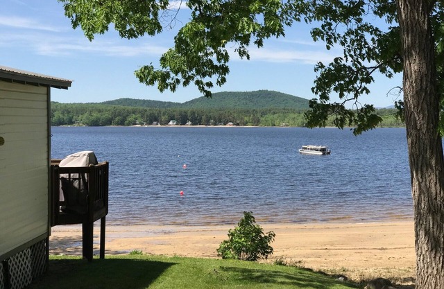 Belle vue @ 4 saisons Lake House, 4 BR, 2 BA, 100 'de Private Sandy Beach