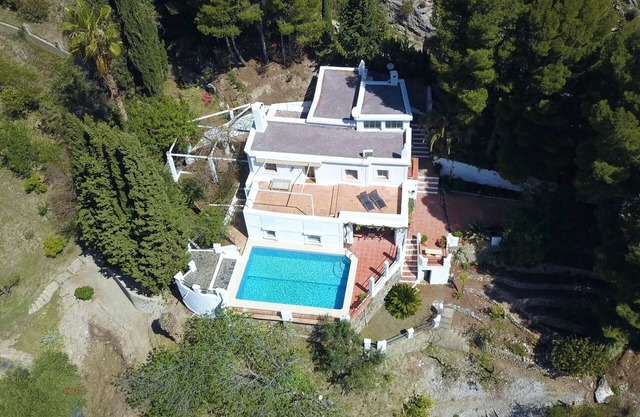Belle vue, piscine 8x5, jardin et une maison confortable. Jusqu'à 6 personnes