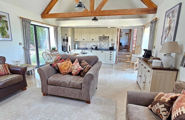Beautiful Views Historic 16th Cent Barn Conversion| Pass the Keys