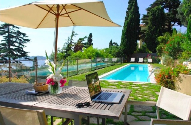 Splendide villa avec piscine chauffée et vue mer, à 8mn du village et des plages