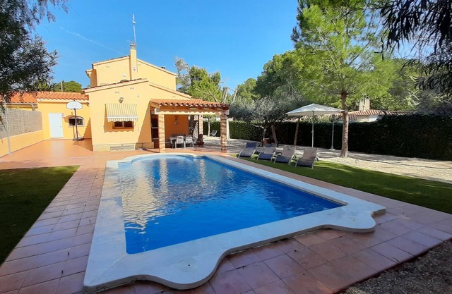 Belle villa avec piscine privée , jardin, pour 9 personnes, climatisation, wifi