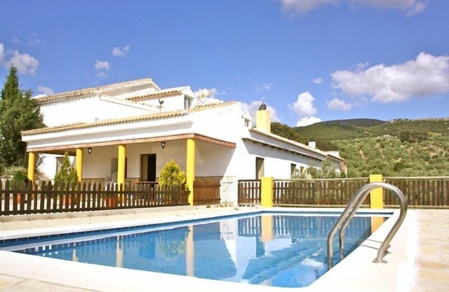 Magnifique villa sur un terrain privé avec oliviers et arbres fruitiers