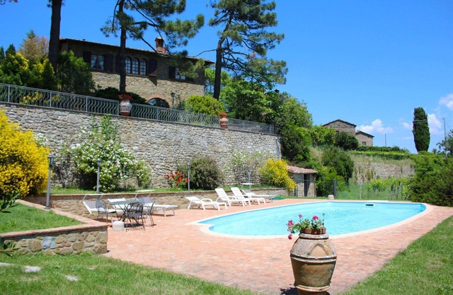 Belle villa bénéficiant d’une superbe vue panoramique sur les vignobles et les oliveraies. Point de