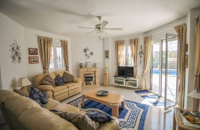 Belle villa de luxe, 3 lits, 3 salles de bain, Piscine privée clôturée et anti-mouches, En ville