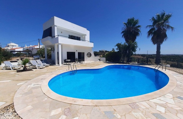 Belle villa privée, avec une grande piscine privée, proche de la plage
