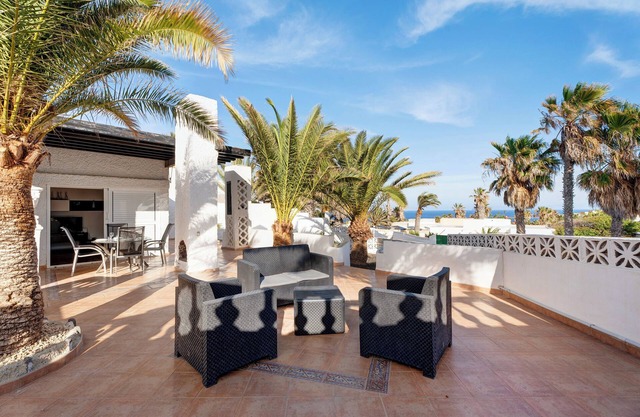 Belle "Villa Duque Poris" avec vue sur la mer, piscine, jardin et Wi-Fi.
