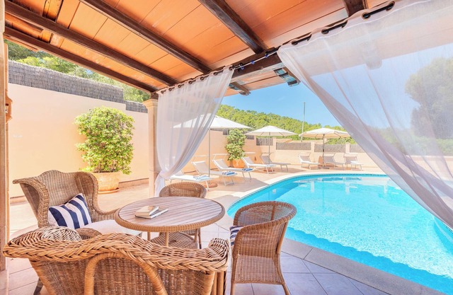 Au calme grande villa avec piscine, à quelques minutes du village et du port,