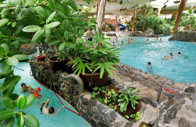 Joli appartement pour 12 personnes avec bain à remous, piscine, WIFI, TV et parking
