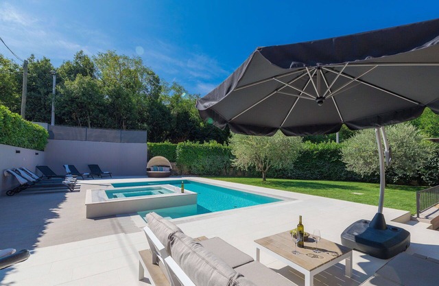 Maison de vacances avec climatisation, bain à remous, piscine privée, WIFI, TV, terrasse