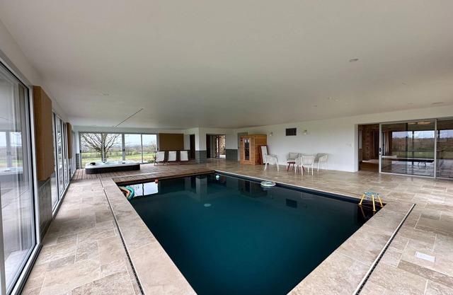 Gîte avec piscine intérieure chauffée et spa