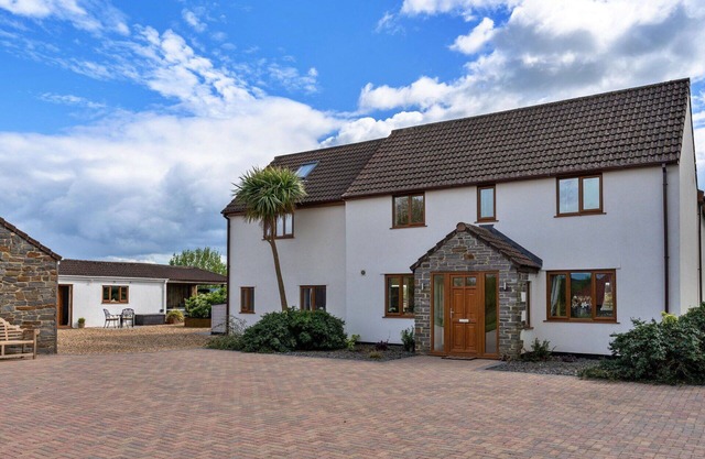 Beautiful villa for 12 guests with hot tub, WIFI, terrace, pets allowed and parking