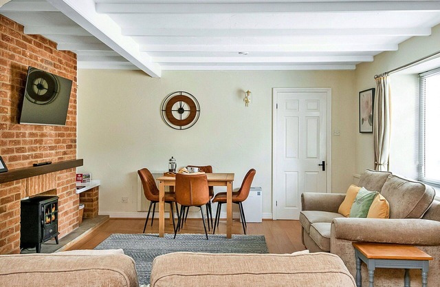 Beautiful villa for 4 guests with pool, WIFI, hot tub, terrace, pets allowed and parking