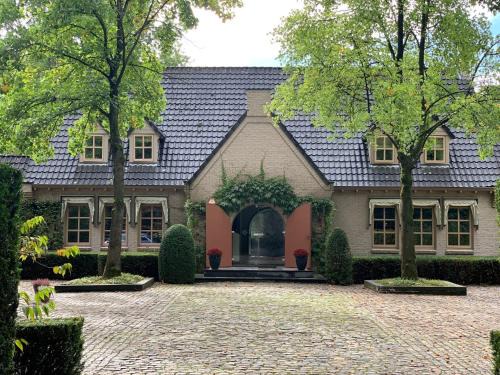 Beautiful Villa in Drunen with Private Heated Pool