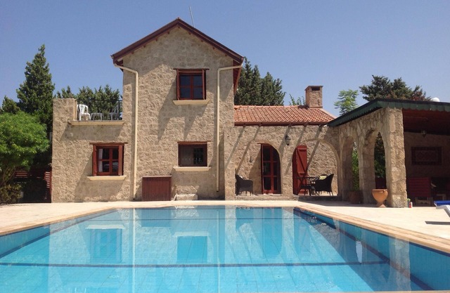 Belle villa, grand jardin privé avec piscine, wifi gratuit