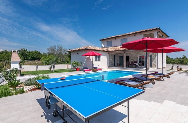 Belle Villa Lena avec piscine, loin de la foule et entourée par le calme de la nature.