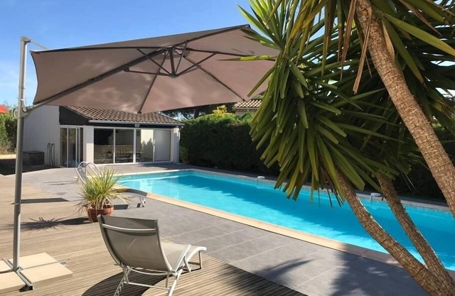 Villa isolée avec un grand jardin, un terrain de pétanque et grande piscine