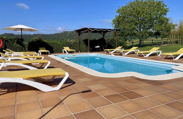 Classique maison en pierre calcaire historique avec un beau jardin avec piscine et vue panoramique