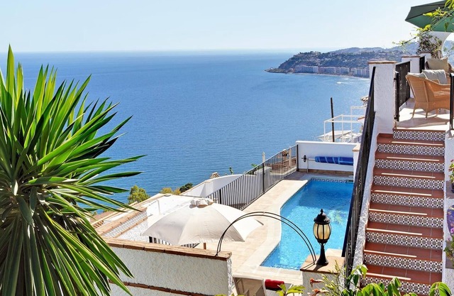 Belle villa avec vue sur la mer, piscine, jardin et Wi-Fi.