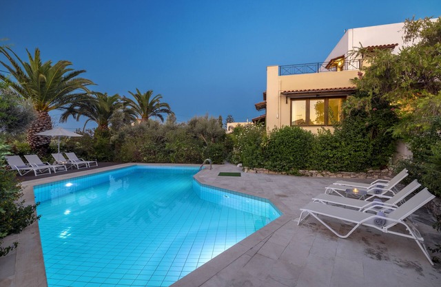 Belle villa avec jardin et grande piscine-piscine pour enfants séparée