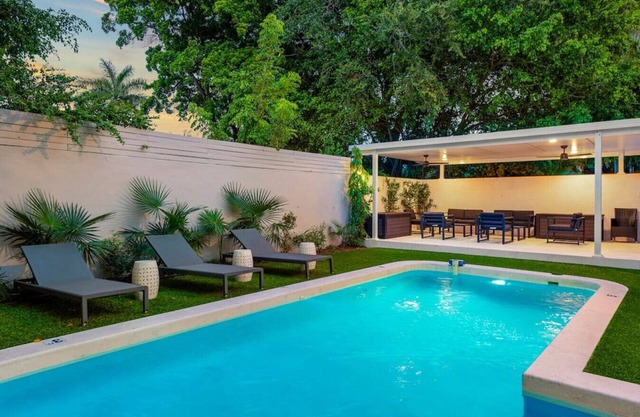 Beautiful Villa with heated pool, Fits 14 !