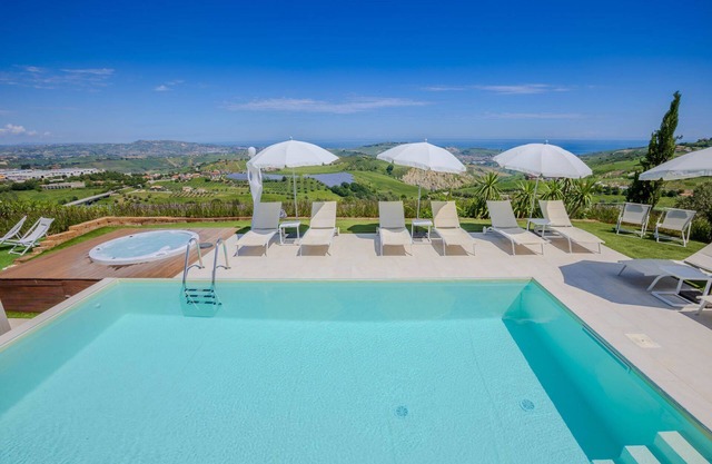 Beautiful villa with pool, SPA and panoramic sea views, just 10 minutes from the beaches of Pineto