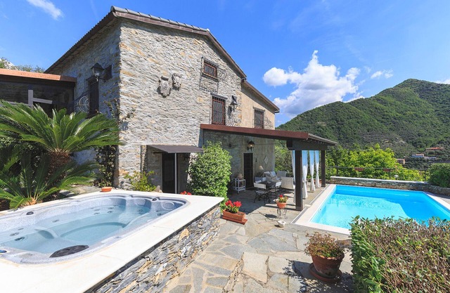 Villa superbe avec piscine et jacuzzi près de la côte! - Villa Vescina