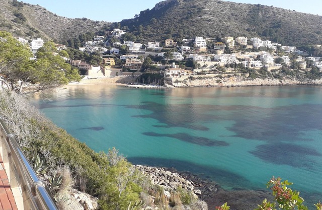 Belle villa avec vue sur la mer et une piscine partagée située dans les jardins méditerranéens