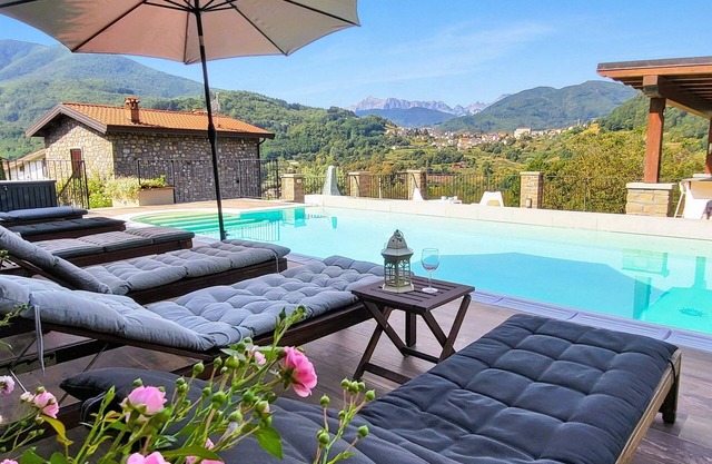 Belle maison de village,piscine.A' pied au restaurant. WIFI.Changement flexible.