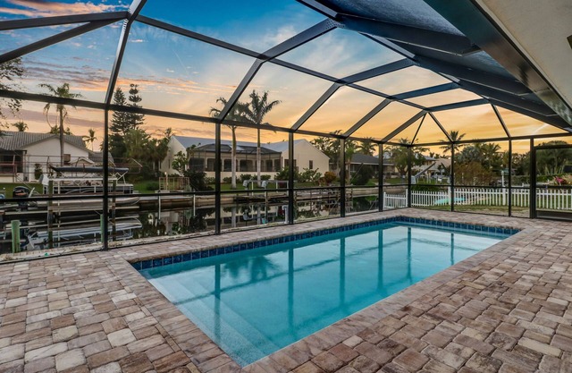 Belle maison avec piscine au bord de l'eau, tous les nouveaux meubles, maison entière mise à jour 2018