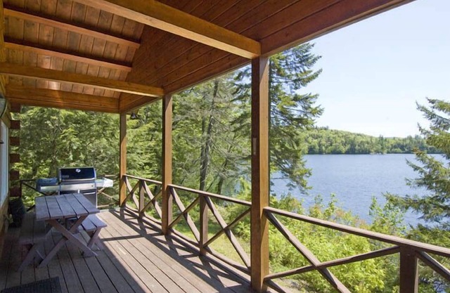 Belle maison au bord de l'eau, nichée dans les montagnes blanches